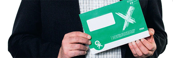 Foto af mand der holder grøn OK kuvert.